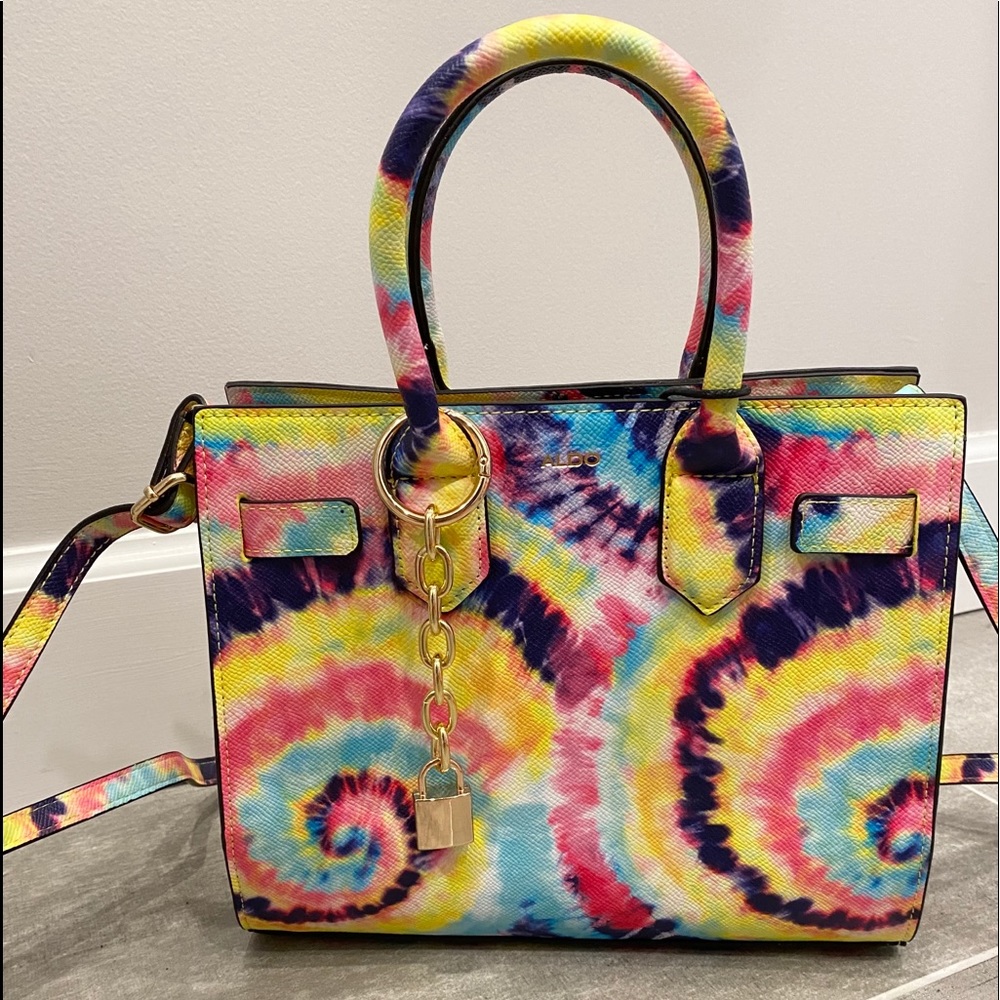 Trendy tie-dye square tote